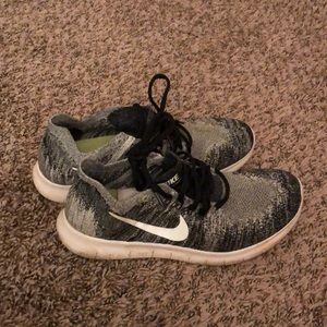 Nike Free tennis shoes🤍